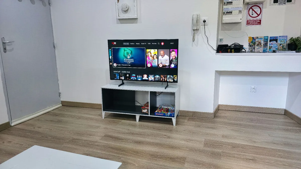 television-4k-connectee-appartement-millau